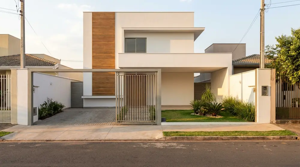 Fachada da casa ao entardecer